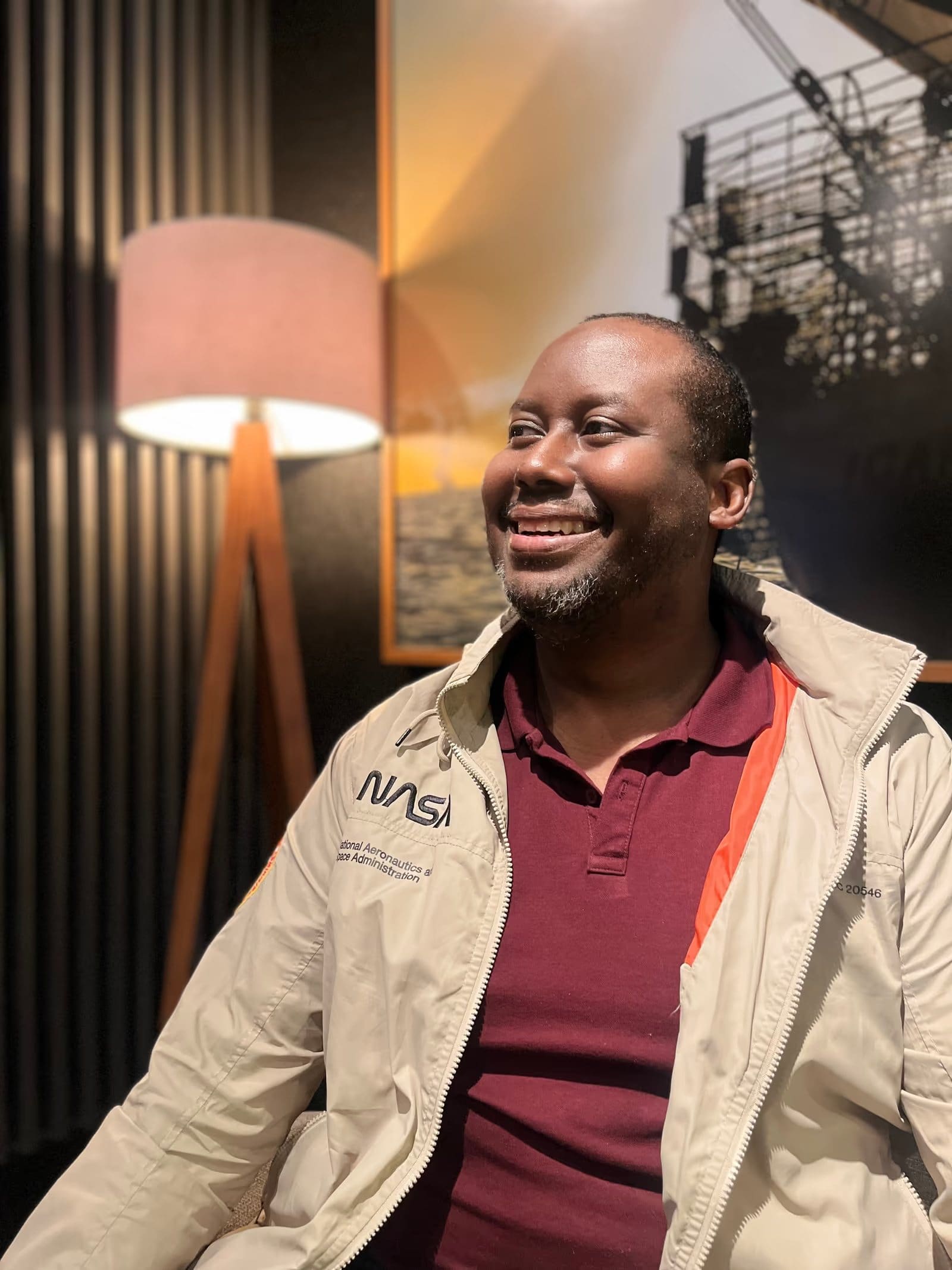 Alexander Cesar, fundador da Axia Digital, sorrindo, numa sala de luz quente.